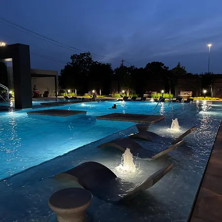Luxury Resort Style Pool Apt